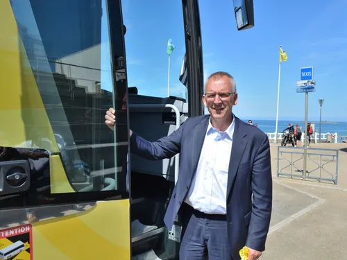 Régionales, Thierry Burlot sillonne la Bretagne en bus